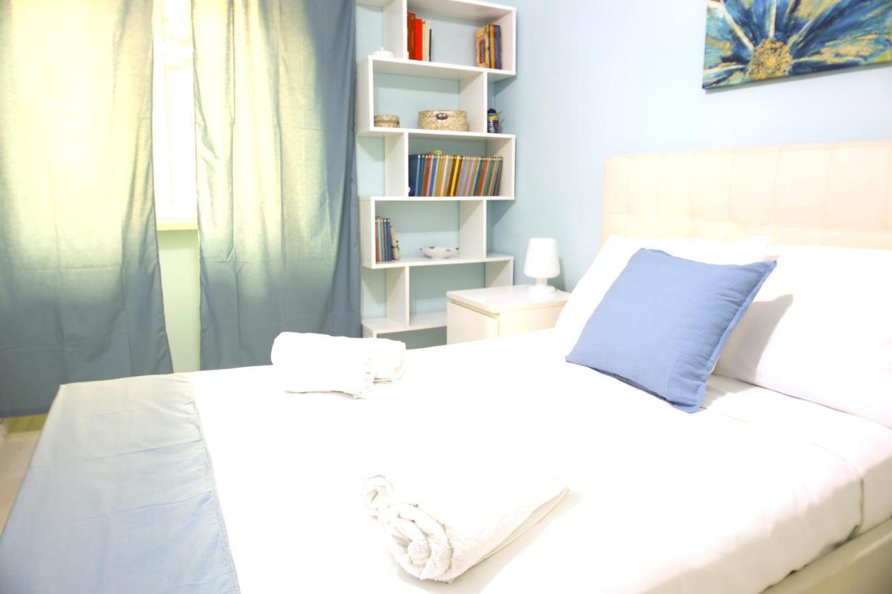 Hostly - Vittoria House - Near The Center With Private Parking Apartment Наполи Екстериор снимка