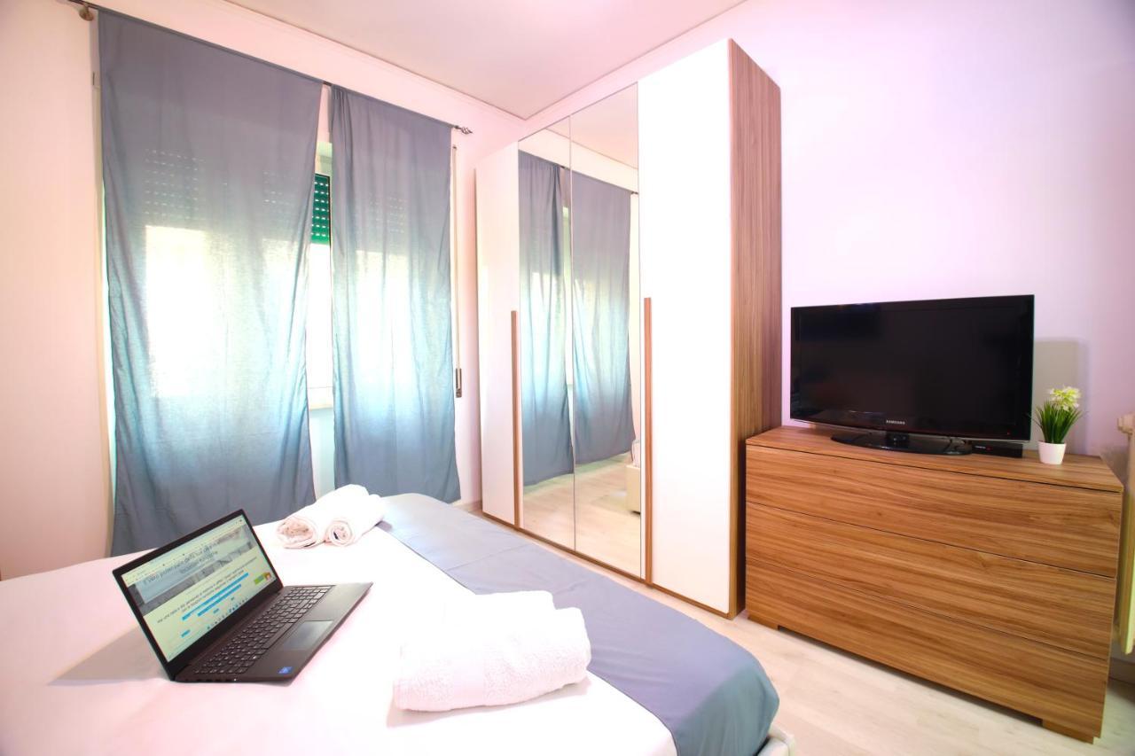 Hostly - Vittoria House - Near The Center With Private Parking Apartment Наполи Екстериор снимка
