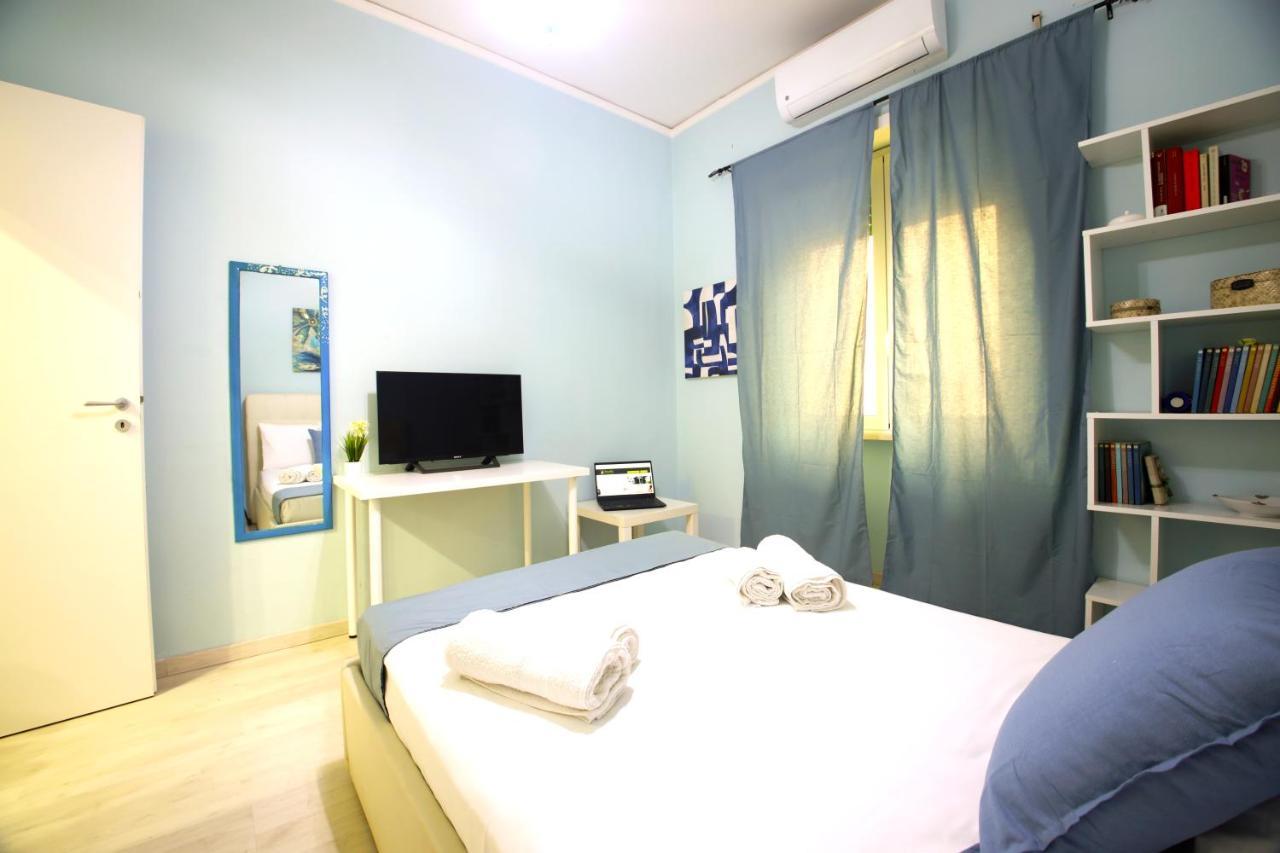 Hostly - Vittoria House - Near The Center With Private Parking Apartment Наполи Екстериор снимка