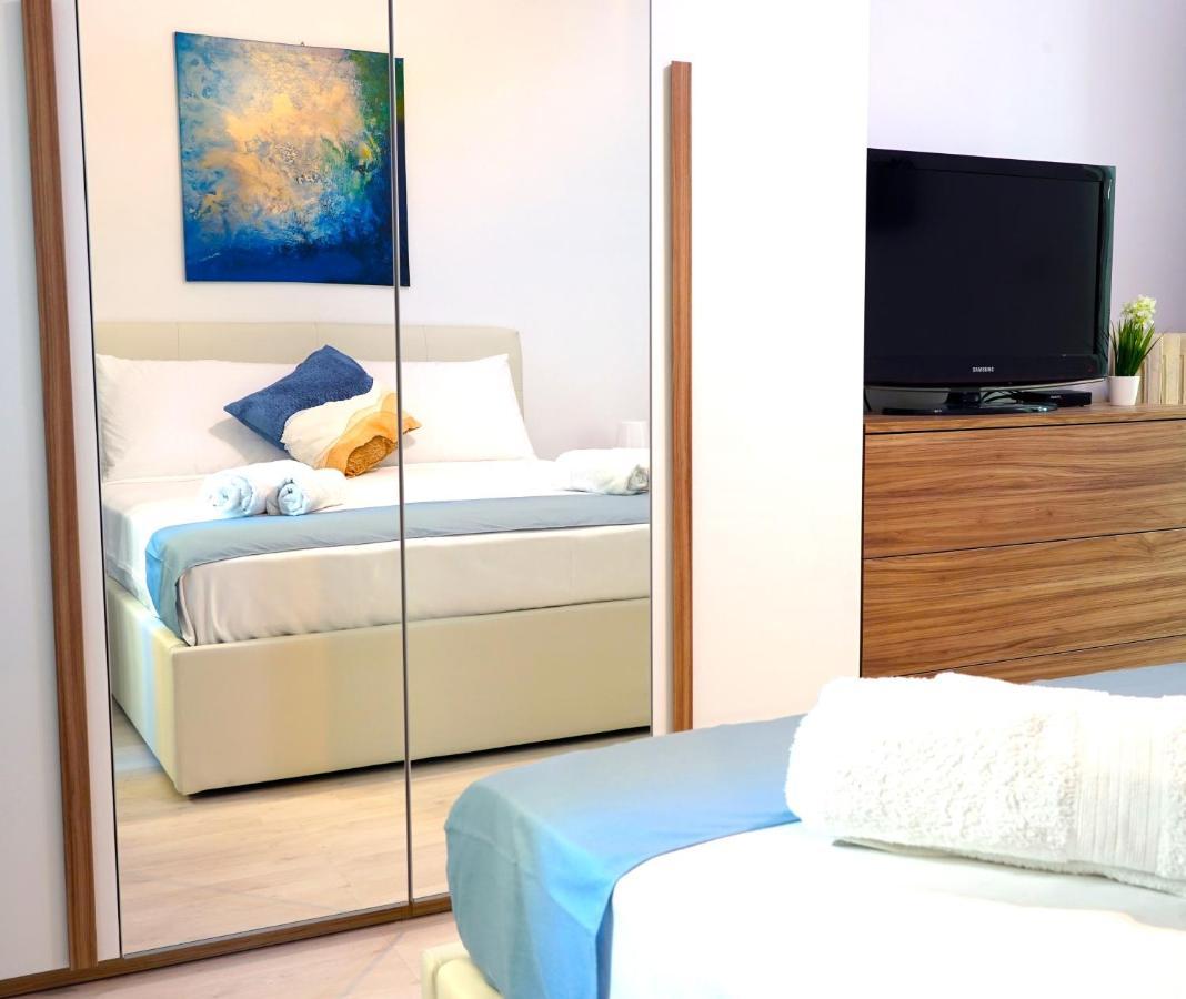 Hostly - Vittoria House - Near The Center With Private Parking Apartment Наполи Екстериор снимка