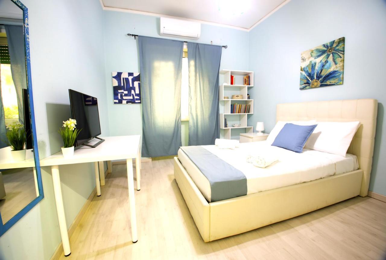 Hostly - Vittoria House - Near The Center With Private Parking Apartment Наполи Екстериор снимка