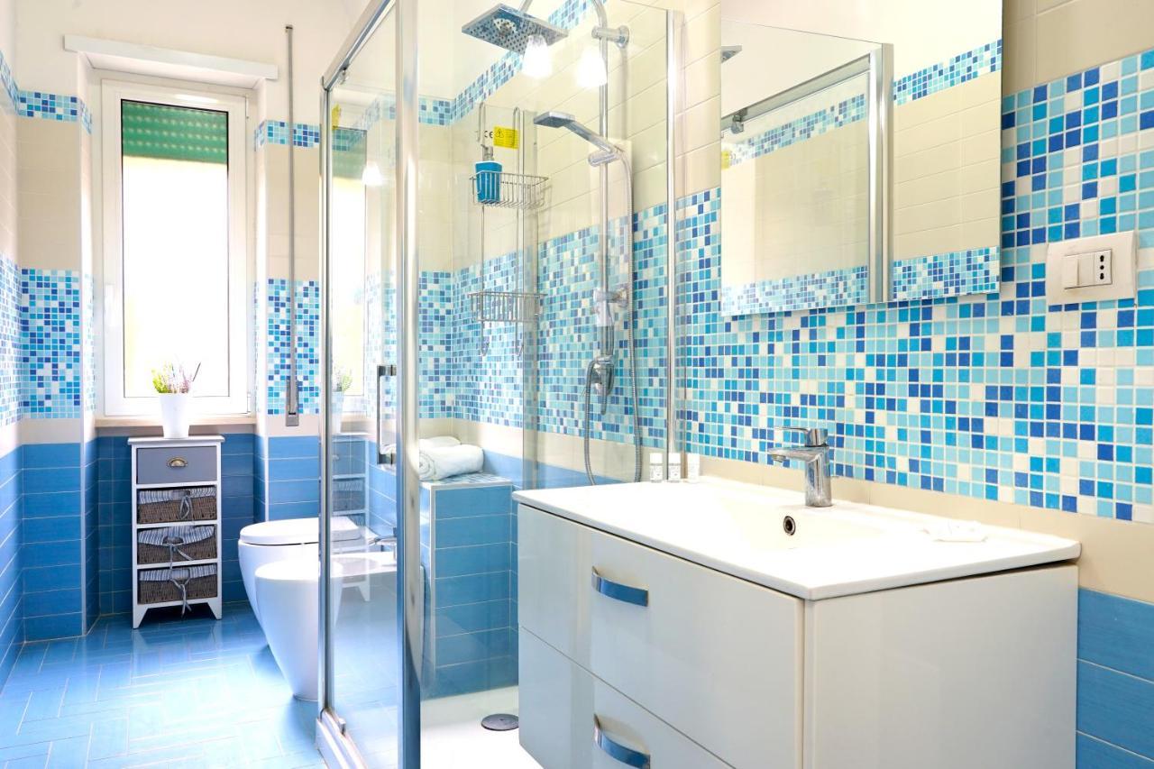 Hostly - Vittoria House - Near The Center With Private Parking Apartment Наполи Екстериор снимка