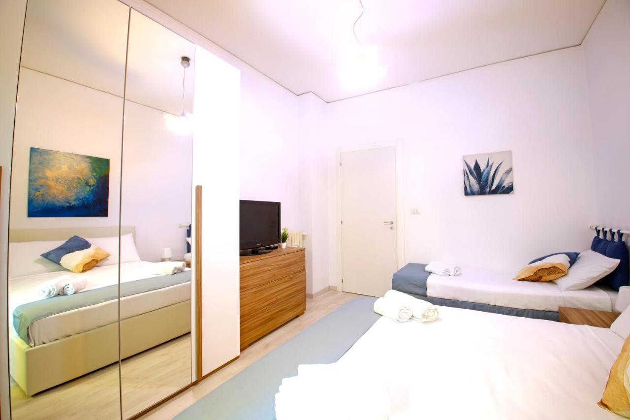 Hostly - Vittoria House - Near The Center With Private Parking Apartment Наполи Екстериор снимка