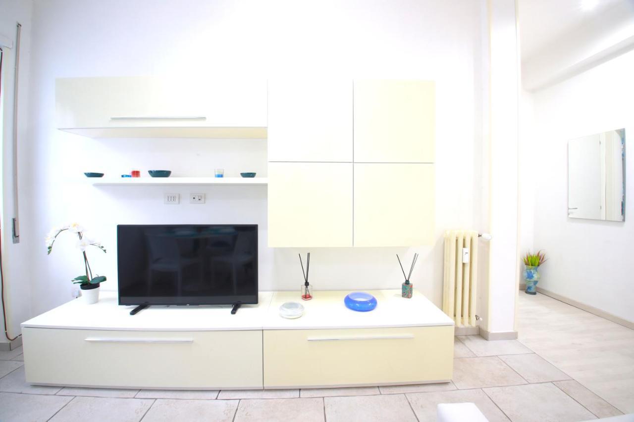 Hostly - Vittoria House - Near The Center With Private Parking Apartment Наполи Екстериор снимка