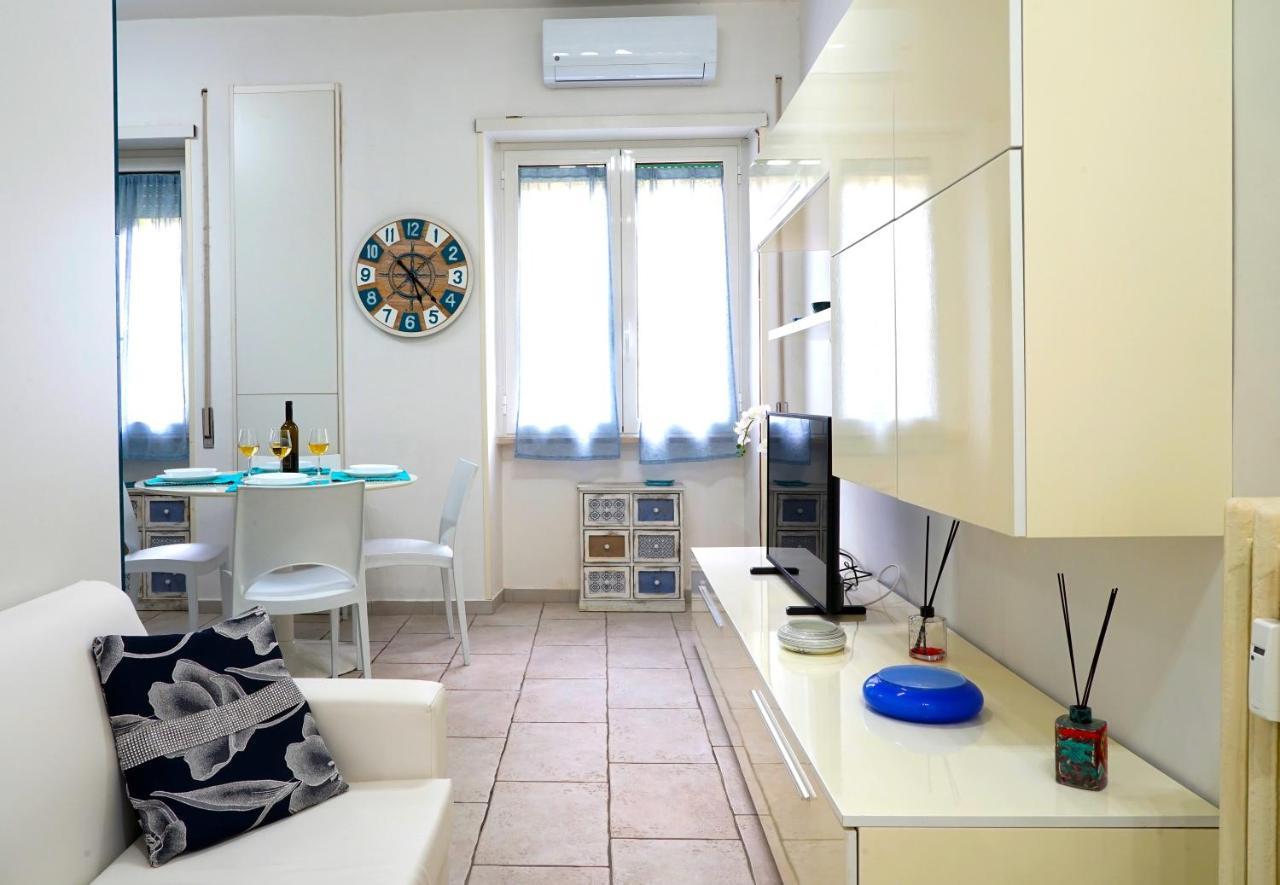 Hostly - Vittoria House - Near The Center With Private Parking Apartment Наполи Екстериор снимка