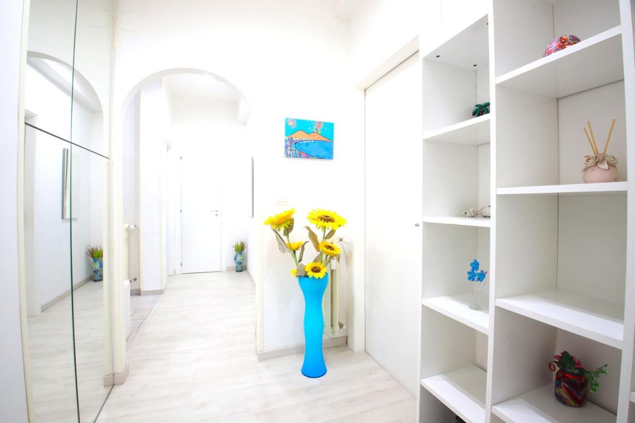 Hostly - Vittoria House - Near The Center With Private Parking Apartment Наполи Екстериор снимка