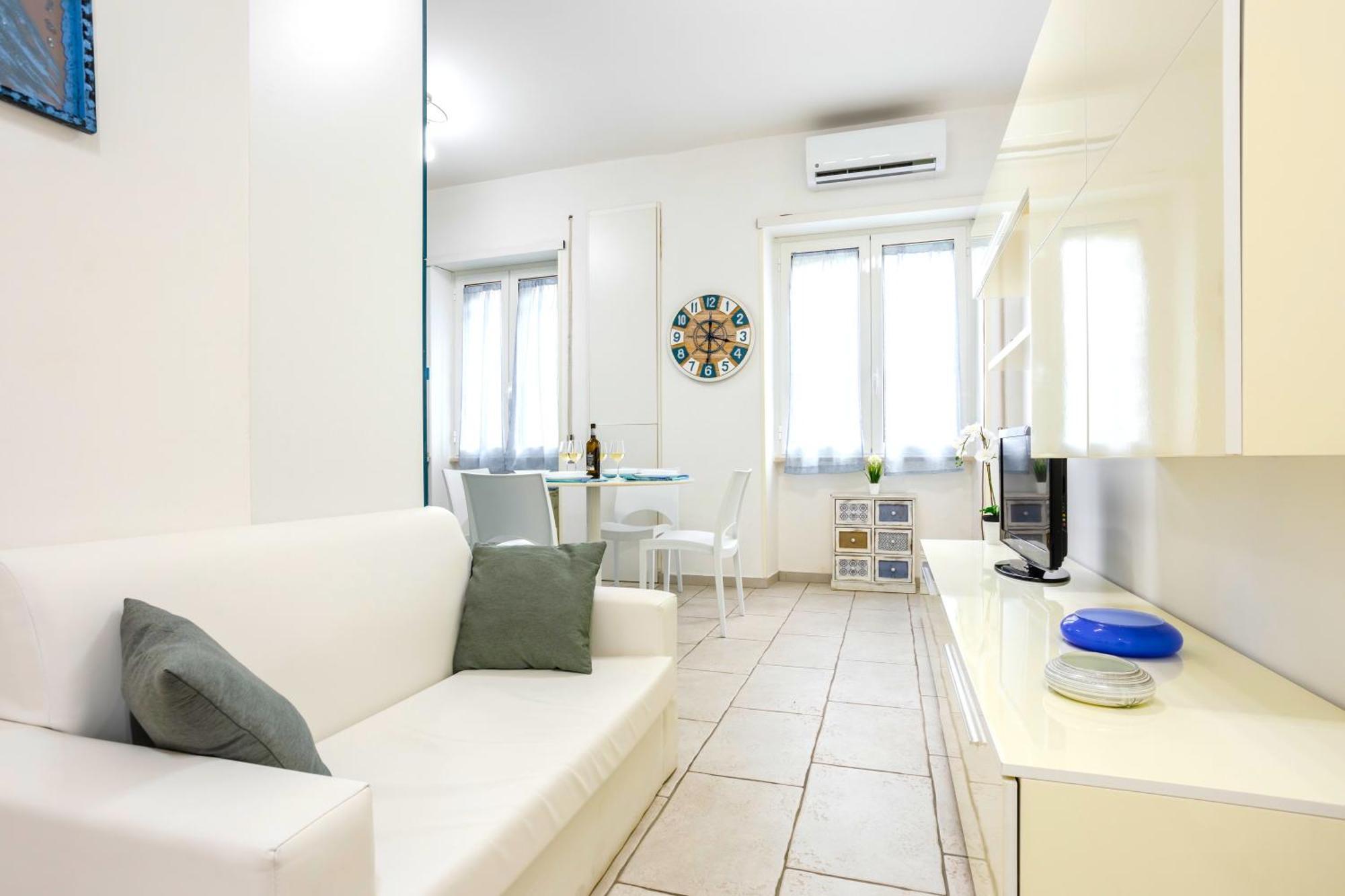 Hostly - Vittoria House - Near The Center With Private Parking Apartment Наполи Екстериор снимка