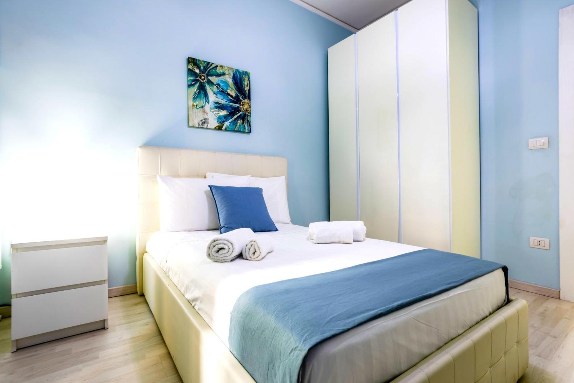 Hostly - Vittoria House - Near The Center With Private Parking Apartment Наполи Екстериор снимка