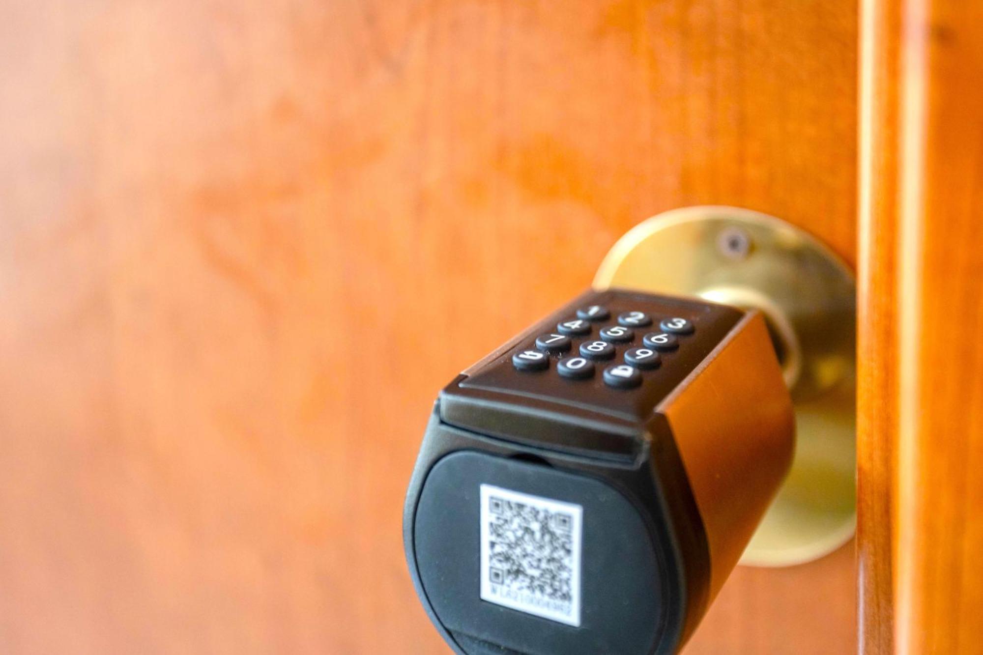Hostly - Vittoria House - Near The Center With Private Parking Apartment Наполи Екстериор снимка