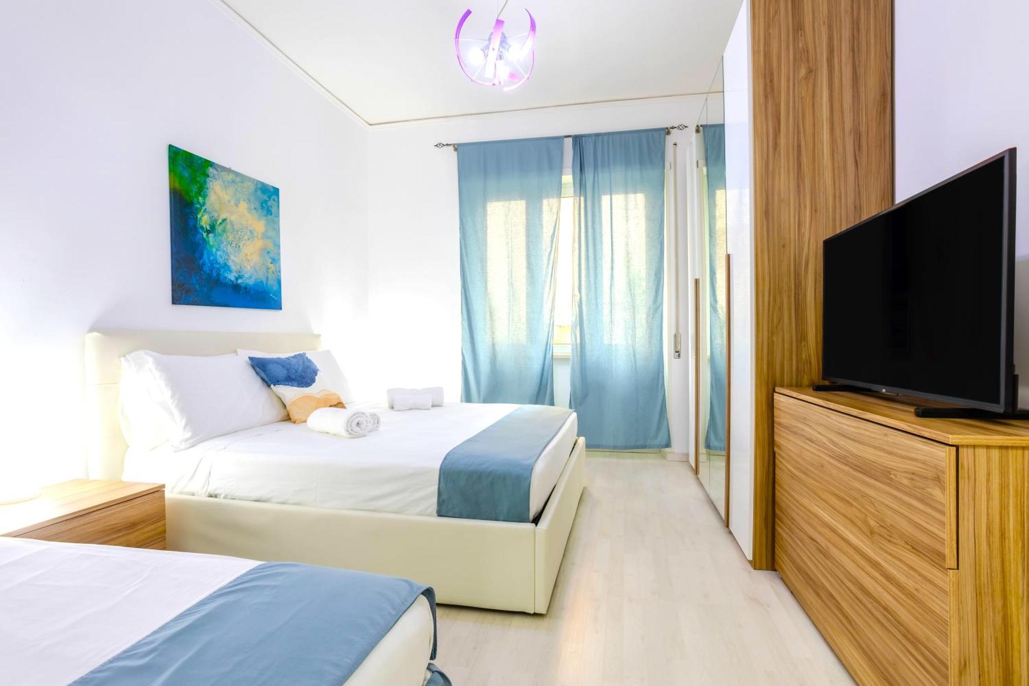 Hostly - Vittoria House - Near The Center With Private Parking Apartment Наполи Екстериор снимка