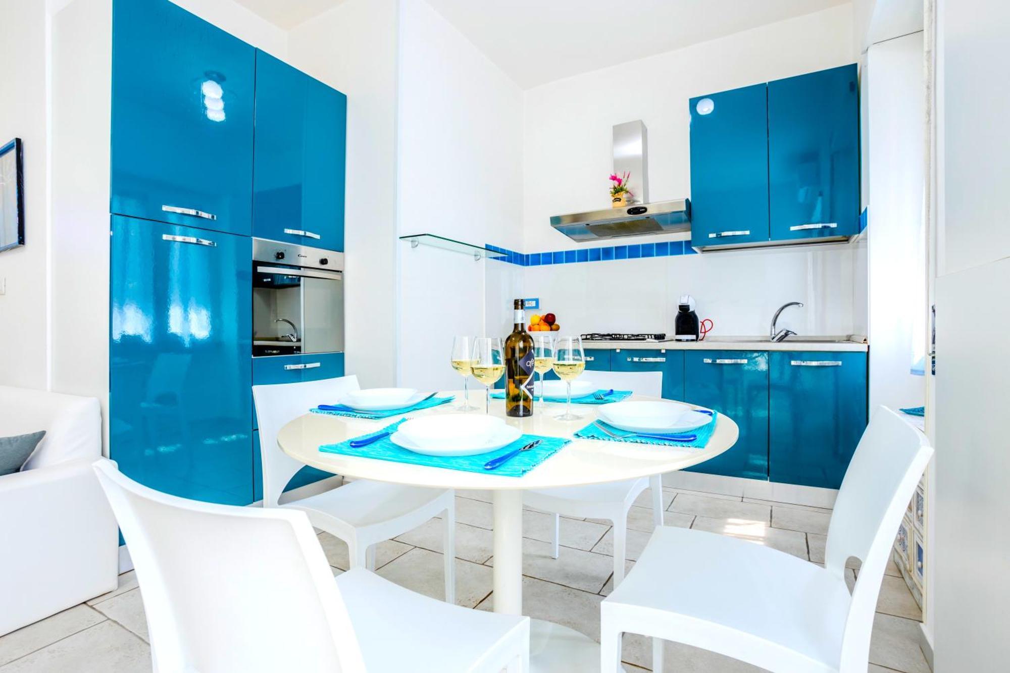 Hostly - Vittoria House - Near The Center With Private Parking Apartment Наполи Екстериор снимка