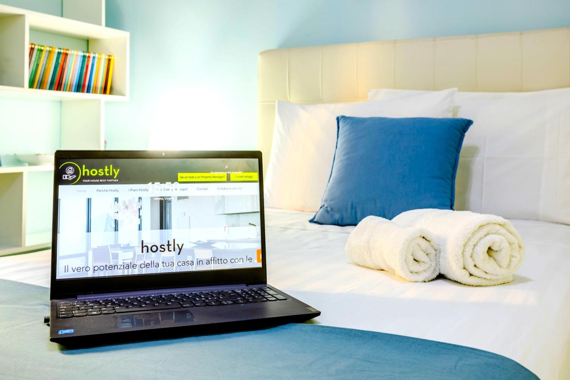 Hostly - Vittoria House - Near The Center With Private Parking Apartment Наполи Екстериор снимка