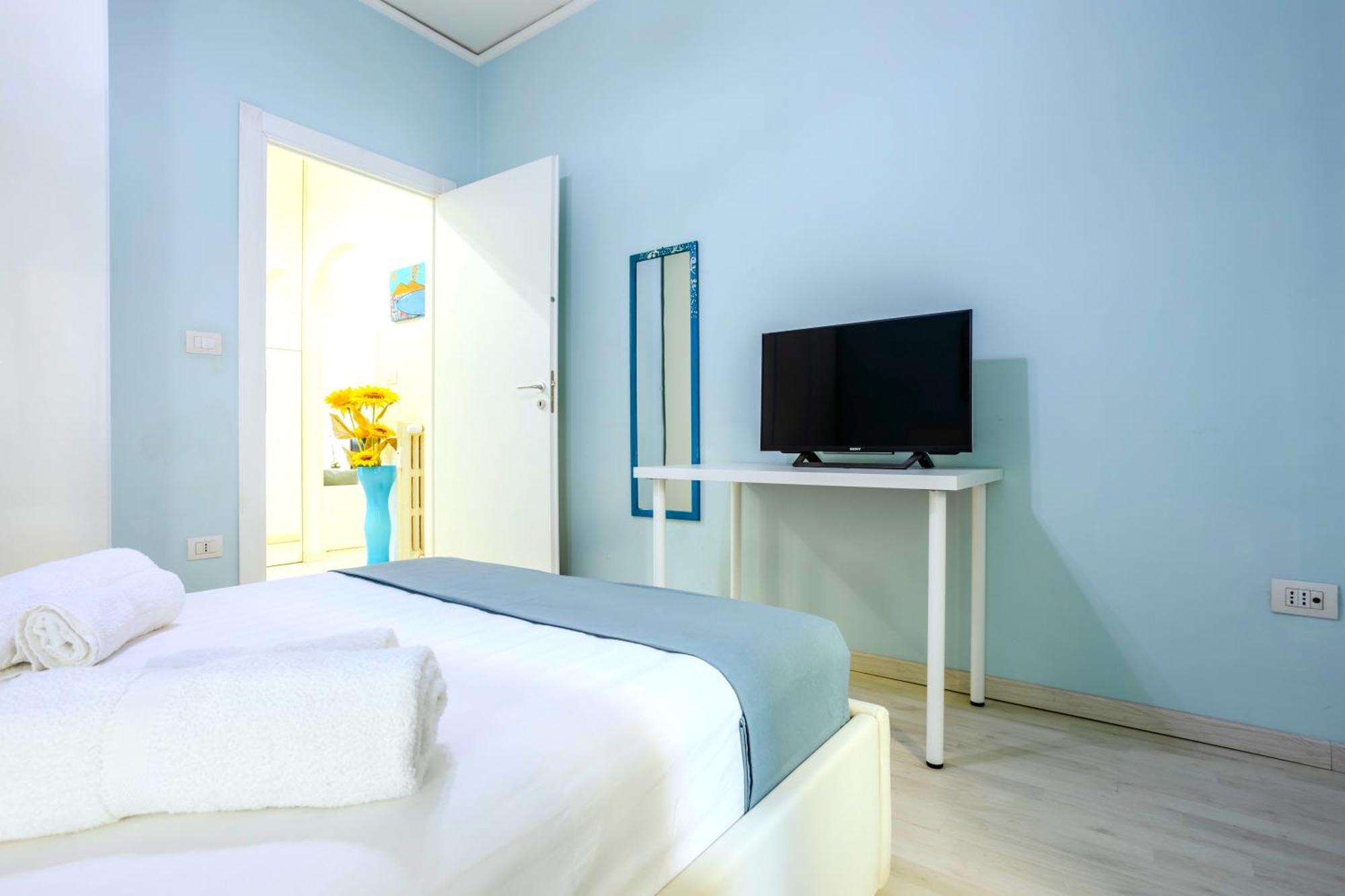 Hostly - Vittoria House - Near The Center With Private Parking Apartment Наполи Екстериор снимка