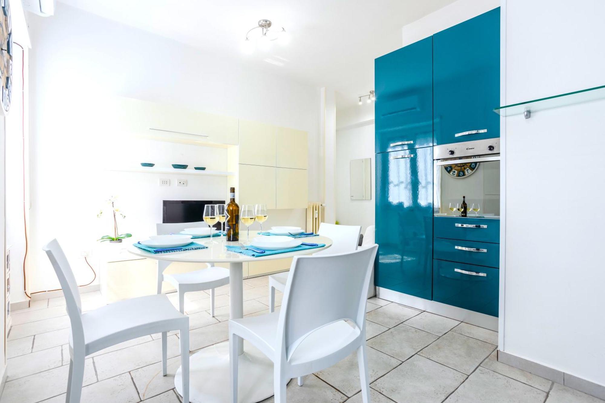 Hostly - Vittoria House - Near The Center With Private Parking Apartment Наполи Екстериор снимка