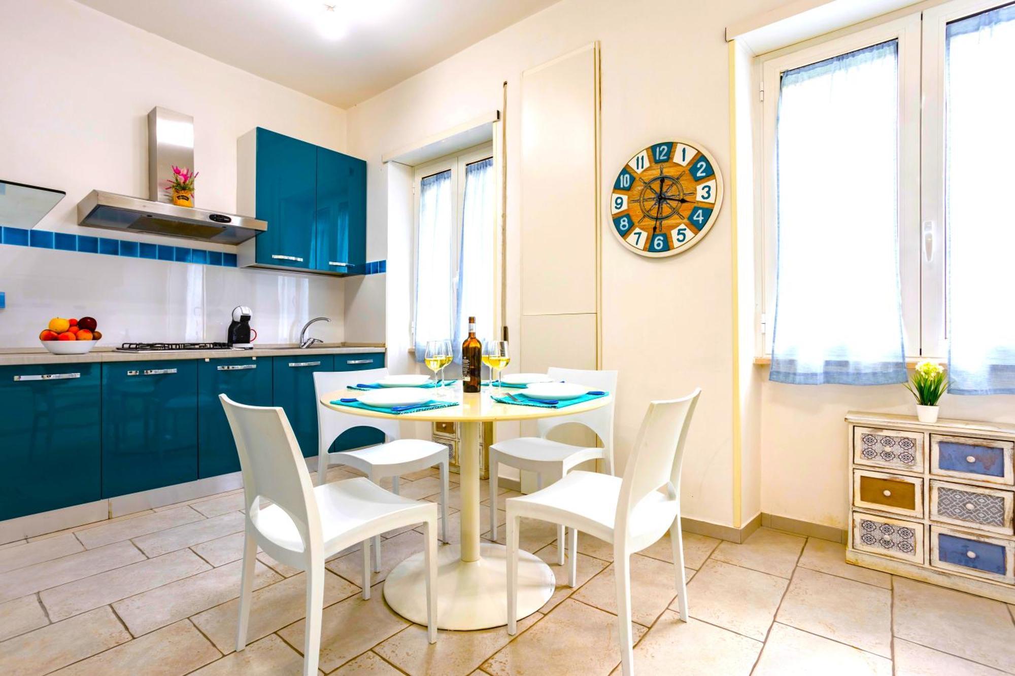 Hostly - Vittoria House - Near The Center With Private Parking Apartment Наполи Екстериор снимка