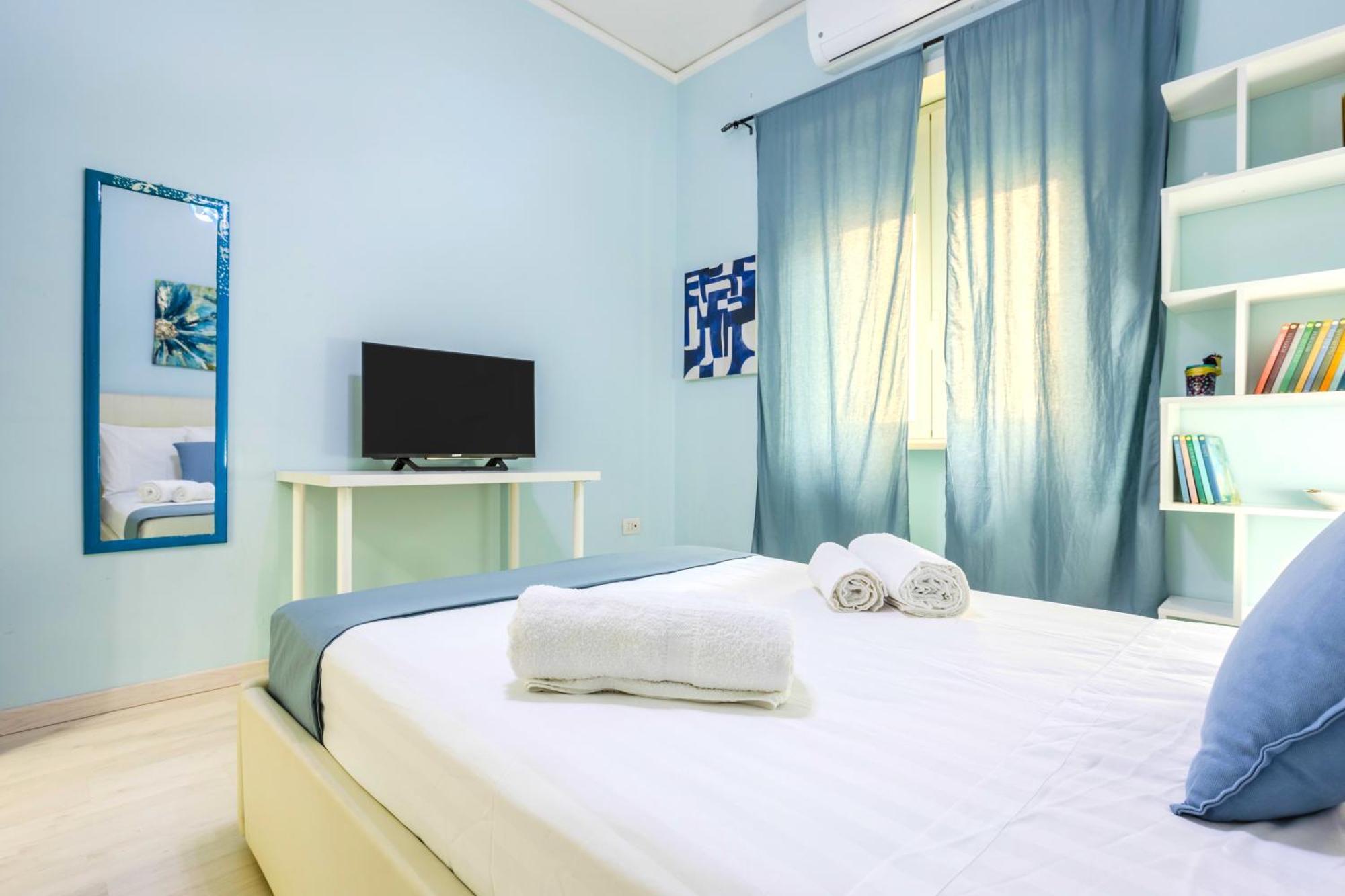 Hostly - Vittoria House - Near The Center With Private Parking Apartment Наполи Екстериор снимка