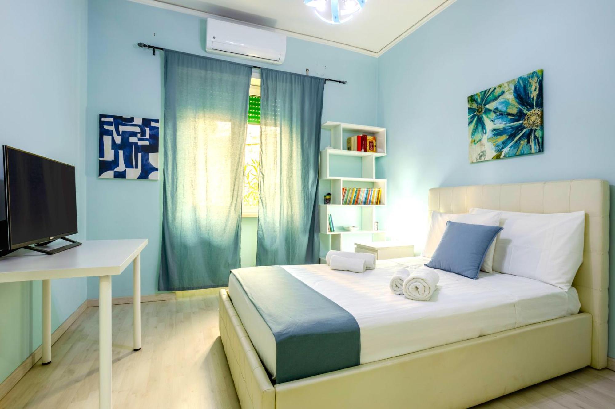 Hostly - Vittoria House - Near The Center With Private Parking Apartment Наполи Екстериор снимка